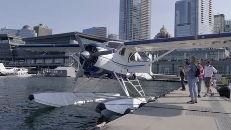 Biber-Wasserflugzeug-Und-Menschen-Im-Sonnigen-Vancouver-Harbour-Flight-Center