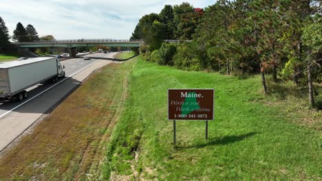 Schild-&quot;Welcome-To-Maine&quot;-Entlang-Der-Autobahn