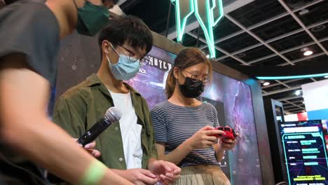 Jugadores-Y-Visitantes-Chinos-Juegan-Videojuegos-En-El-Stand-De-Un-Expositor-Durante-El-Festival-De-Computadoras-Y-Comunicaciones-De-Hong-Kong-En-Hong-Kong