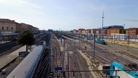 Estación-De-Tren-Centrale-De-Bolonia-Con-Una-Unidad-Frecciarossa-De-La-Compañía-De-Transporte-De-Trenitalia-Llegando