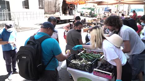 Einwanderer-Und-Arme-Menschen-Erhalten-Während-Der-Pandemie-Nach-Einem-Straßenmarkt-In-Mailand-Italien-Von-Jungen-Aktivisten-übrig-Gebliebene-Lebensmittel