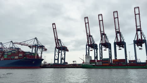 Cranes-and-cargo-ship-in-the-port-of-Hamburg