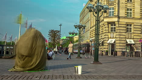 Timelapse:-Illusionist-street-performer-performing-levitation-trick-at-the-city-square-in-Prague,-Czech-Republic