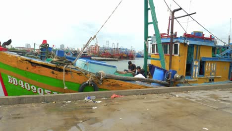 Fischer-Legen-Ihr-Holzboot-Im-Fischerhafen-Tho-Quang-An,-Während-Sie-Darauf-Warten,-Dass-Der-Taifun-Noru-An-Einem-Stürmischen-Und-Stürmischen-Tag-Vietnam-Passiert