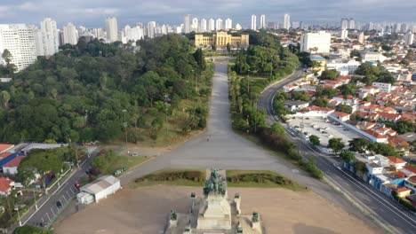 Drone-Captura-Tanto-El-Monumento-A-La-Independencia-De-Brasil-Como-El-Museu-Do-Ipiranga-Y-Toda-La-Ciudad-De-São-Paulo,-Brasil-Desde-Una-Gran-Altura