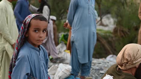 Junger-Pakistanischer-Junge,-Der-Bei-Flutantrieb-In-Einem-Abgelegenen-Teil-Von-Belutschistan-In-Die-Kamera-Schaut