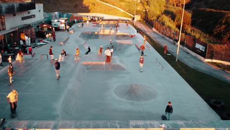 Junge-Leute-Spielen-Auf-Brettern-Im-Outdoor-skatepark,-Ericeira,-Portugal