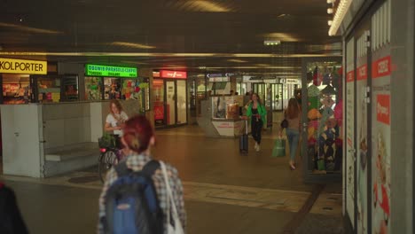 Video-De-Numerosas-Personas-Caminando-En-El-Centro-Comercial-En-Cracovia,-Polonia