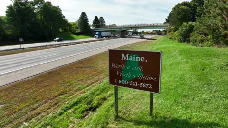 Maine-Willkommensschild-Entlang-Der-Stark-Befahrenen-Autobahn