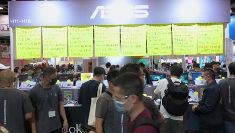 Chinesische-Einzelhandelskäufer-Stöbern-Und-Kaufen-In-Hongkong-Ermäßigte-Elektronische-Produkte-Der-Asus-marke-Wie-Festplatten,-Fernseher-Und-Computer
