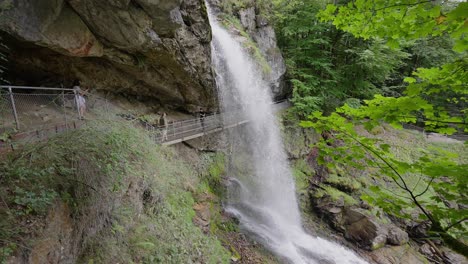 Menschen-Auf-Der-Brücke-Unter-Dem-Geissbachwasserfall-In-Der-Schweiz