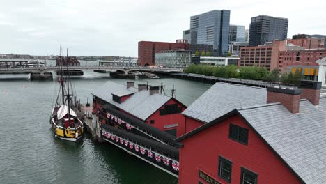 Boston-Tea-Party-Museum-Und-Schiffsreplik-Im-Hafen