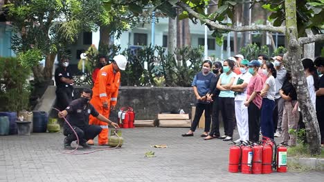 Yogyakarta,-Indonesia---24-De-Septiembre-De-2022:-El-Instructor-Da-Instrucciones-Sobre-Cómo-Extinguir-Un-Incendio-En-Una-Fuga-De-Estufa-De-Gas