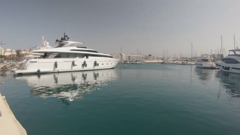 Zeitlupenaufnahmen-Einer-Luxusyacht,-Die-Am-Yachthafen-Von-Manoel-Island-In-Malta-Festgemacht-Ist