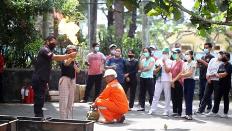Yogyakarta,-Indonesia---24-De-Septiembre-De-2022:-Mujer-Joven-Asiática-Practicando-Cómo-Extinguir-Un-Incendio-En-Una-Fuga-De-Estufa-De-Gas
