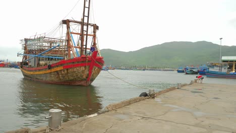 Fischer-Legen-Ihr-Boot-Im-Hafen-An,-Während-Sie-Darauf-Warten,-Dass-Der-Taifun-Noru-An-Einem-Stürmischen-Tag-Vietnam-Passiert