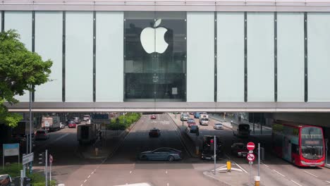 Fahrzeuge-Fahren-Durch-Einen-Erhöhten-Apple-Official-Store-In-Hongkong