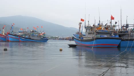 Vietnamesische-Fischerboote,-Die-Während-Der-Regenzeit-In-Der-Monsunzeit-Im-Hafen-Verankert-Sind