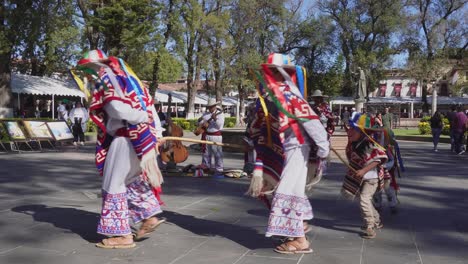 Baile-Tipico-De-Los-Viejos-En-El-Centro-Historico-De-La-Ciudad