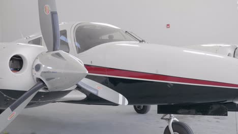Ein-Zweimotoriges-Piper-PA-34-Seneca-Flugzeug,-Das-Im-Hangar-Geparkt-Ist