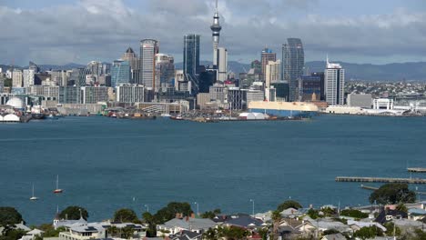Zeitraffer-Des-Geschäftigen-Hafens-Von-Auckland-An-Einem-Sonnigen-Tag