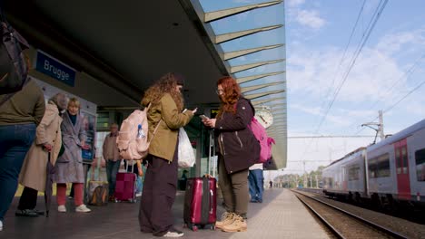 Pasajeros-Esperando-La-Llegada-Del-Tren-A-La-Estación-De-Tren-De-Brujas,-Bélgica