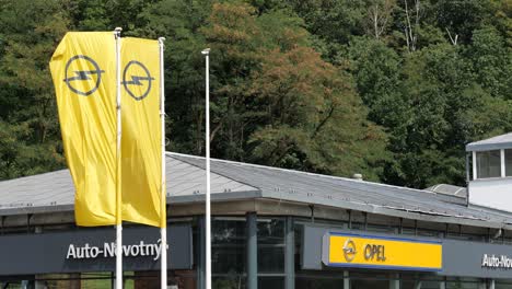 Opel-Autohaus-Banner,-Die-Mit-Zeitlupeneffekt-Im-Wind-Wehen