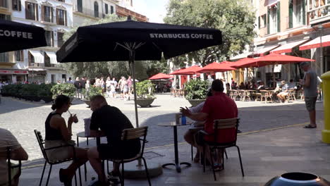 Starbucks-Kaffeeterrasse-Voller-Leute,-Die-Ihren-Kaffee-Trinken