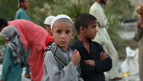 Junge-Muslimische-Jungen,-Die-Im-Hochwasserhilfslager-In-Balochistan-Herumstehen-Und-Warten
