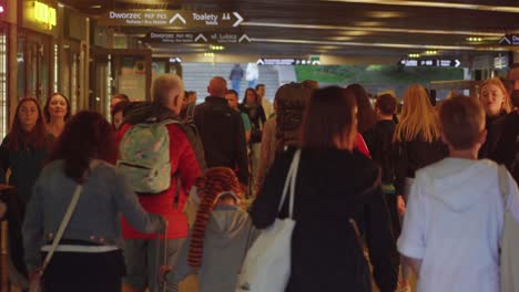 Video-De-Una-Multitud-De-Personas-Paseando-Por-Un-Centro-Comercial-Subterráneo-En-Cracovia,-Polonia