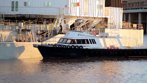 Patrouillenboot-Im-Australischen-Hafen-Von-Launceston-Verlässt-Nach-Besatzungswechsel
