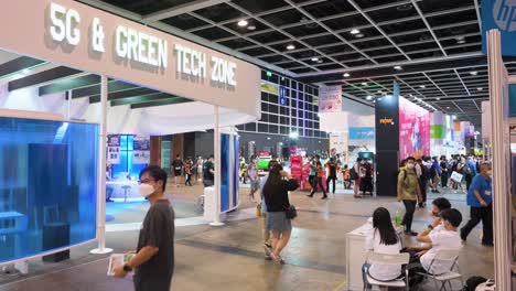 Besucher-Und-Kunden-Gehen-Während-Des-Computer--Und-Kommunikationsfestivals-In-Hong-Kong-Durch-Einen-Technologiestand,-Der-Für-Das-5g-hochgeschwindigkeits-internetnetz-Und-Die-Halle-Der-„green-Tech-Zone“-Wirbt