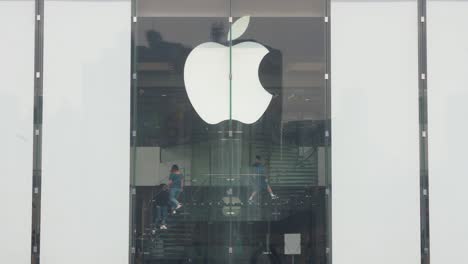 Los-Compradores-Chinos-Se-Ven-En-La-Empresa-De-Marca-De-Tecnología-Estadounidense,-Apple,-Tienda-Oficial-En-Hong-Kong
