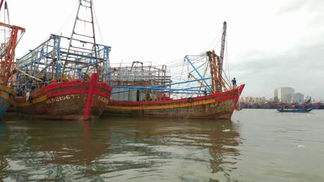 An-Einem-Stürmischen-Und-Stürmischen-Tag-Im-Fischerhafen-Tho-Quang-In-Vietnam-Fahren-Hölzerne-Fischerboote-über-Den-Marina