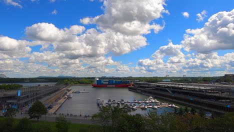 Frachtboot-Fähre,-Die-Auf-Dem-Flusskanal-Neben-Dem-Jachthafen-Am-Hafen-Von-Montreal-Segelt,-Hafen-Kanada,-Panoramablick-Auf-Pierdocks-Und-Yachten-Auf-Dem-Wasser,-Frachttransport-In-Sichtweite