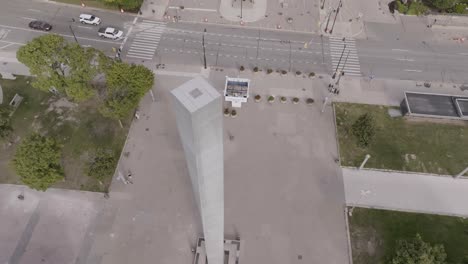 Hart-Plaza-Detroit-Monument-Geht-Hinunter,-Um-Woodward-Zu-Enthüllen