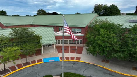Schule-In-Den-USA-Mit-Amerikanischer-Flagge