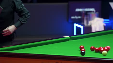 John-Higgins,-Un-Jugador-De-Billar-Profesional-Escocés,-Juega-Un-Tiro-Mientras-Golpea-Una-Pelota-Durante-Un-Partido-Del-Evento-Del-Torneo-De-Snooker-De-Maestros-De-Hong-Kong