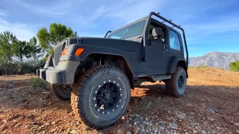 Cooles-Jeep-4x4-Auto-Mit-Wunderschöner-Natur-Auf-Einem-Berggipfel,-Lustige-Atv-Abenteuer-An-Einem-Sonnigen-Tag-In-Marbella-Malaga-Spanien,-4k-Aufnahme