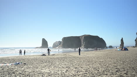 Tourists-enjoy-their-vacation-at-the-beach-in-Bandon,-Oregon,-USA