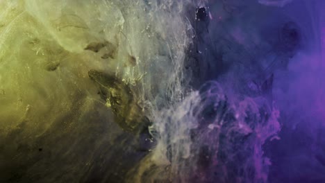 Nebulosa-De-Color-Púrpura-Y-Amarillo-Bajo-El-Agua-Girando-Y-Cayendo