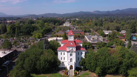 Historic-Benton-County-Courthouse-in-Corvallis,-drone-dolly-shot