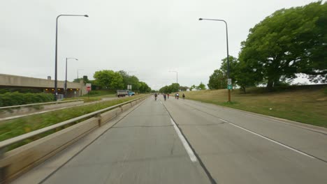 Chicago-Radfahrer,-Die-Auf-Der-Dusable-Lake-Shore-Road-In-Nordrichtung-Fahren,-Fahren-Während-Der-Fahrt-2022-Fußgängerbrücke-Südseite