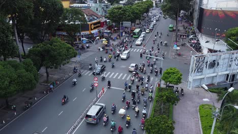 Vista-Aérea-De-Cientos-De-Motos-En-Una-Calle-Muy-Transitada-En-La-Ciudad-De-Ho-Chi-Minh,-Vietnam
