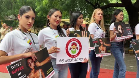 Schönheitsköniginnen-Des-Miss-Supermodels-Weltweiter-Festzug-Aus-25-Ländern-Halten-Plakate-Während-Einer-Internationalen-Kampagne-Zur-Rettung-Von-Mädchen-Und-Häuslicher-Gewalt-Gegen-Frauen-In-Neu-Delhi
