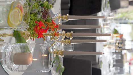 Dekorativer-Kerzenständer-Und-Blumenstrauß-Auf-Hochzeitstisch,-Vertikal