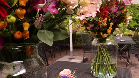 Schön-Arrangierte-Blumen-Auf-Einer-Riesigen-Glasvase-Schmücken-Während-Der-Hochzeit