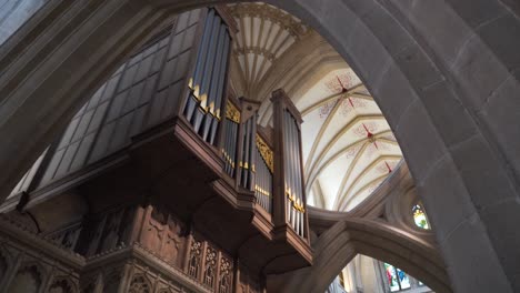 órgano-De-Tubos-De-La-Catedral-De-Pozos,-Cámara-Girando-Hacia-La-Izquierda-Mostrando-El-órgano-Y-Parte-Del-Techo