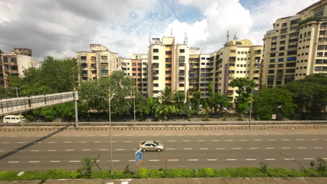 Schönes-Wetter-Mit-Blick-Auf-Die-Stadt-Von-Der-U-bahn-Aus-Der-Vogelperspektive-Kamerafahrt-Indien-Mumbai-Maharashtra