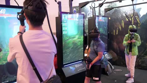 Junge-Chinesische-Gamer-Und-Besucher-Spielen-Während-Des-Computer--Und-Kommunikationsfestivals-In-Hong-Kong-Virtual-reality-multiplayer-shooting-videospiele